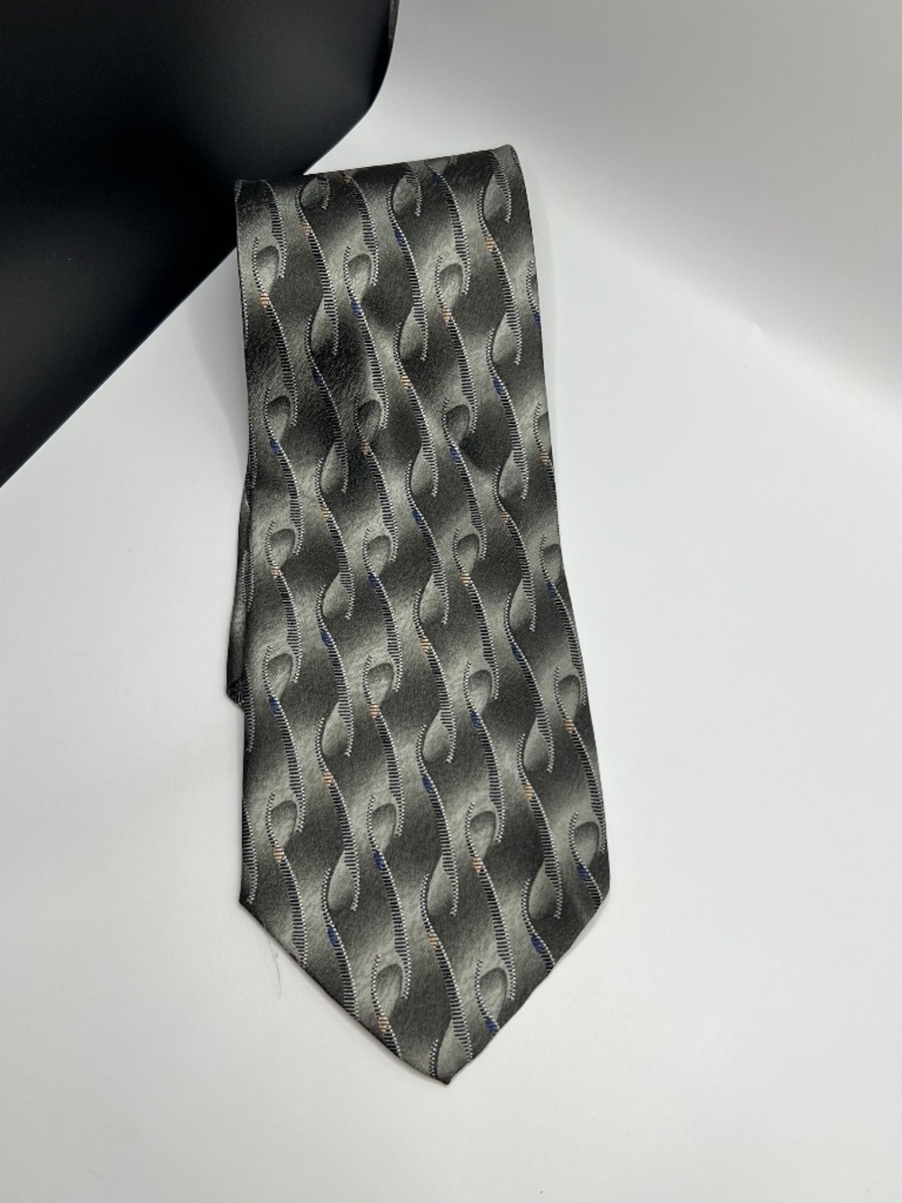 Pierre Cardin Mens Silk Blue Cream Gray Tan Tie. Geometric Pattern. 4 inch width